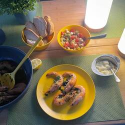 ... es gab dann doch die Gambas mit leckerer selbstgemachter Knoblauchmayonaise & griechischer Salat