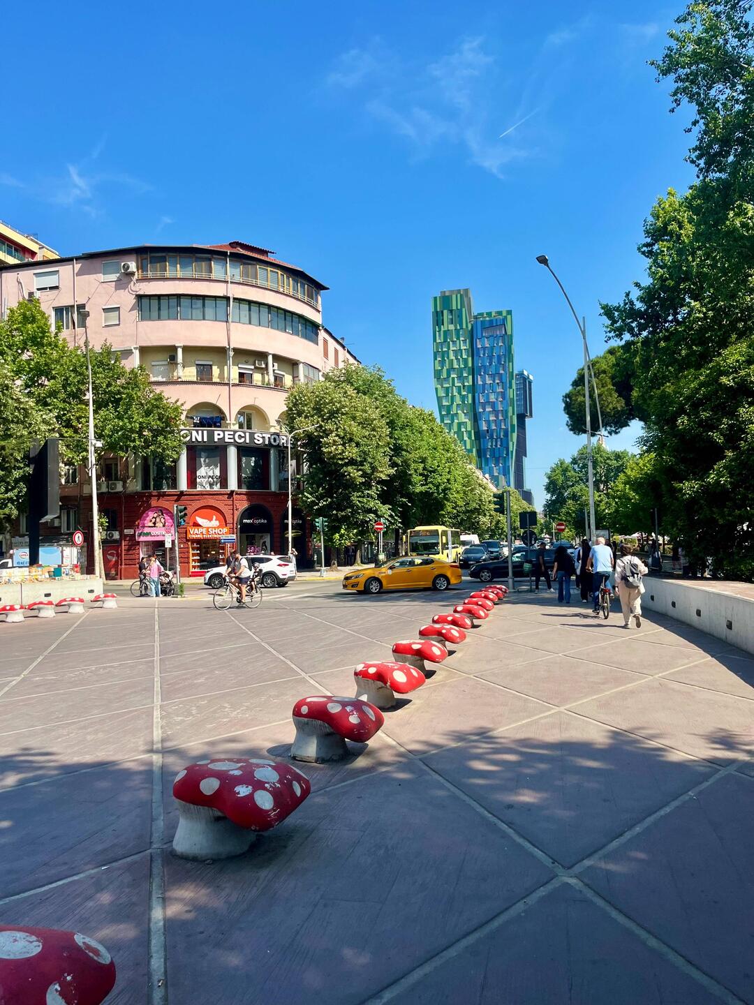 Je ne me lasse pas du caractère ludique des rues de Tiranë