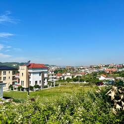 Depuis les hauteurs, Tiranë a l'air d'une ville toute sage