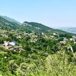 Magnifique paysage des montagnes, albanaises, avec Tiranë en arrière-plan