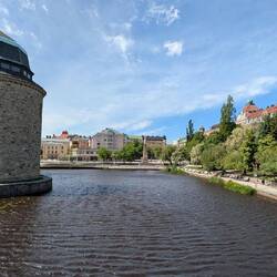 Auf einer Flussinsel gelegen