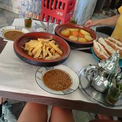 Pommes-Tajine und Gemüse-Tajine, sowie Linsensuppe und Minztee