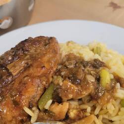 Hühnchen in Wein und Knoblauch mit Reis