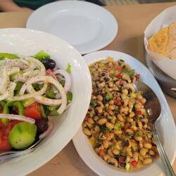 Griechischer Salat ohne Feta und Bohnensalat