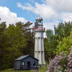 Leuchtturm Mersraga Baka inmitten kleiner Ferienhäuschen