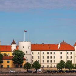 Blick auf die Altstadt mit dem Schloss, in einem Flügel residiert der lettische Präsident.