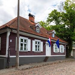 Holzhäuser auf der Insel Kipsala
