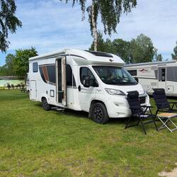 Stellplatz auf dem Riverside Camping Riga auf der Insel Kipsala.