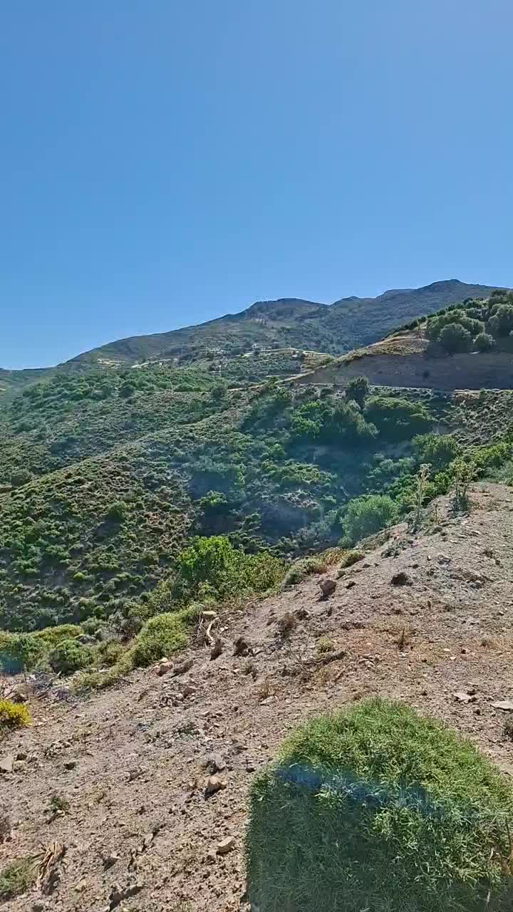 C'est parti ! On va descendre vers la mer au loin... puis on remontera ! Ça fera quelques km 💪😂😂
