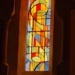 Auch hinter dem Altar, hier aber moderne