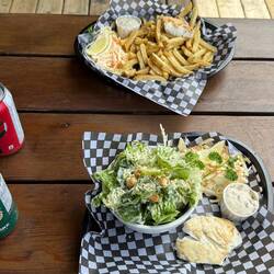 Fish (gegrilde heilbot) & Chips in the Cove op quadra eiland.