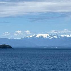 Besneeuwde bergtoppen op Vancouver Island