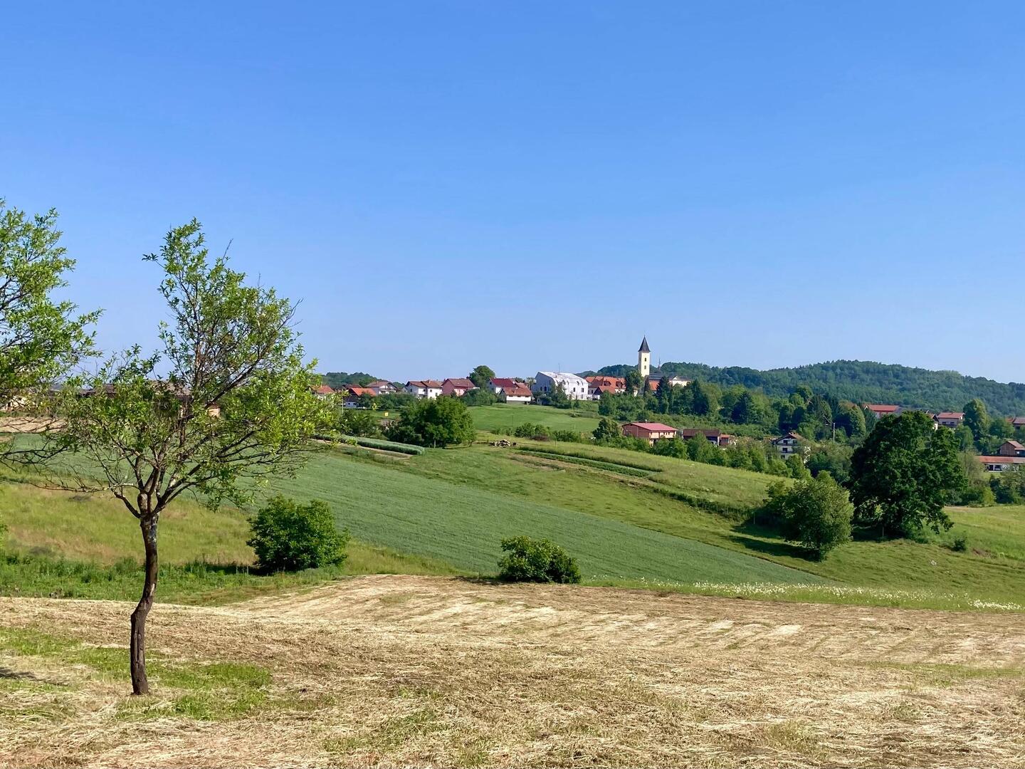 Mit der Landschaft verwachsenes Dorf