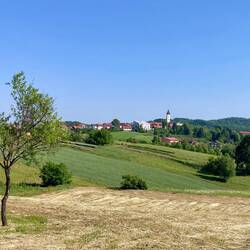 Mit der Landschaft verwachsenes Dorf
