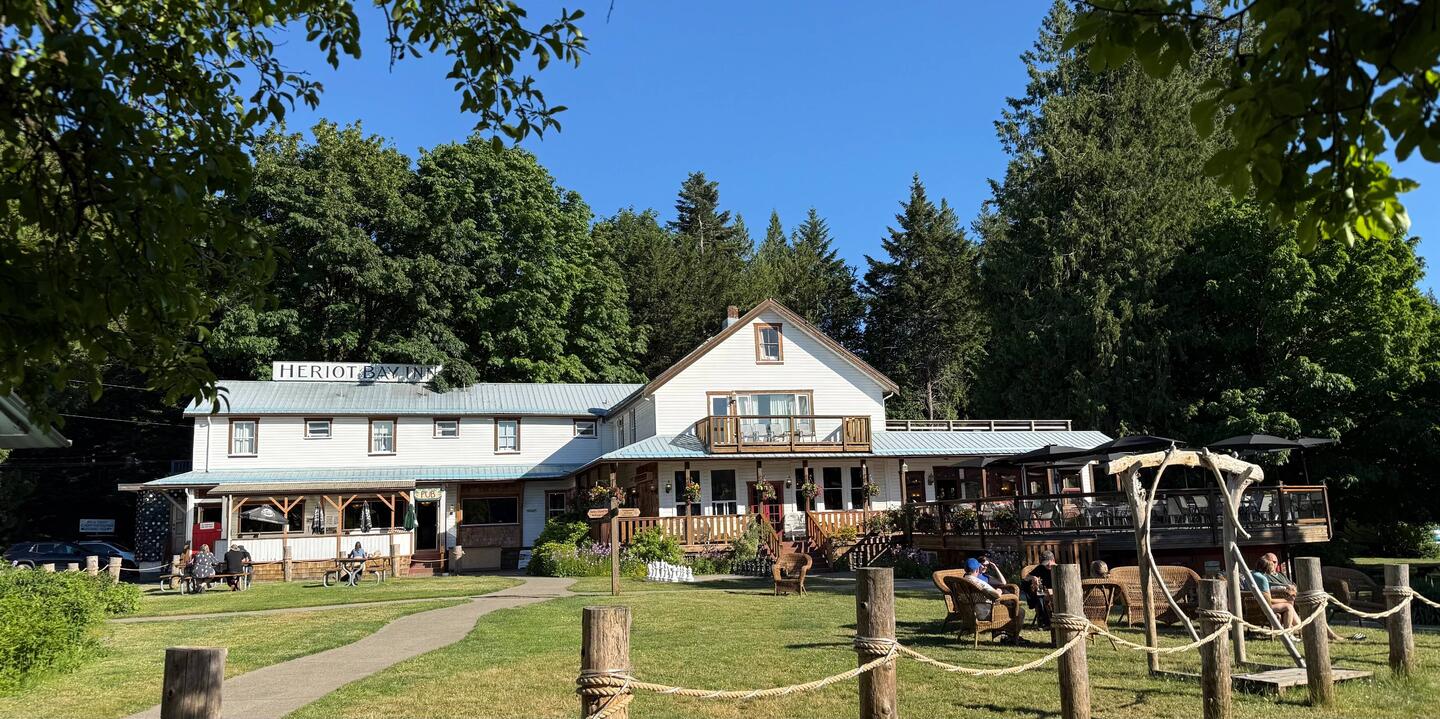 Heriot Bay Inn Pub met Herons restaurant