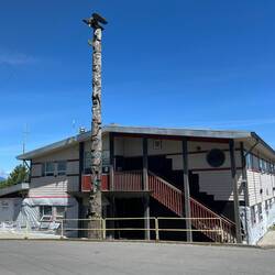 Not sure what the building was, but it had one of the taller totem poles.