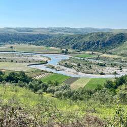 Depuis le haut, on voit toute la vallée et les cultures sous serre