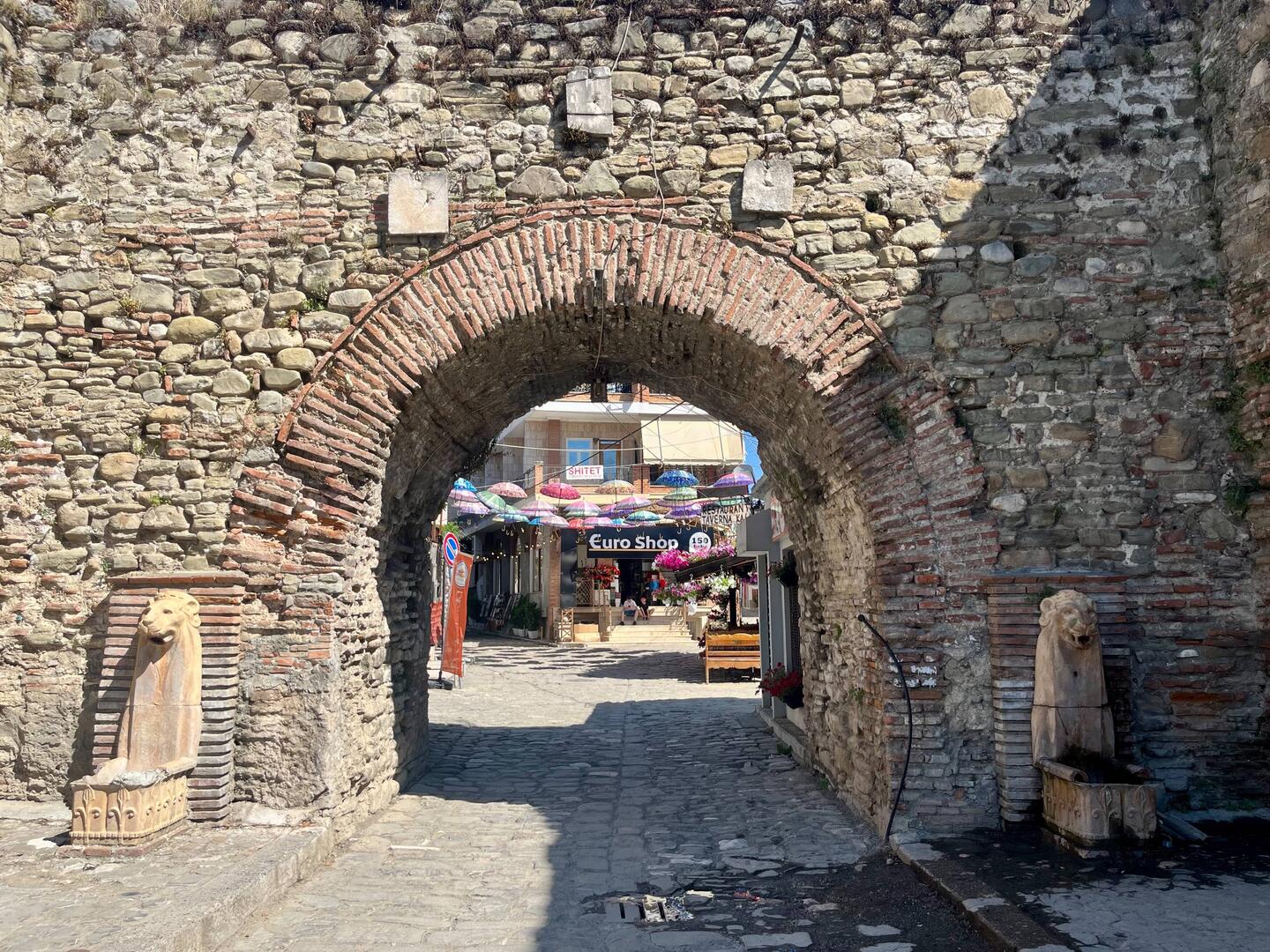 Une des portes de la vieille ville d'El Bassan.