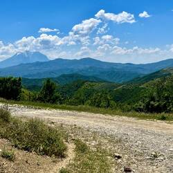 Première vue sur la montagne enneigée