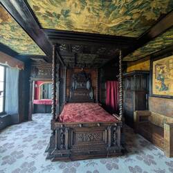 Sein Schlafzimmer, in dem er nie war und nie schlief.