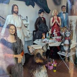 Skurriler Pappmaché-Laden um die Ecke