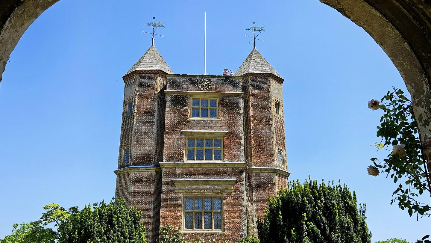 Den Doppelturm des Sissinghurst Castle...