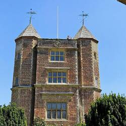 Den Doppelturm des Sissinghurst Castle...