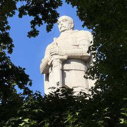 der voluminöse Bismarck lugt durch's Gehölz