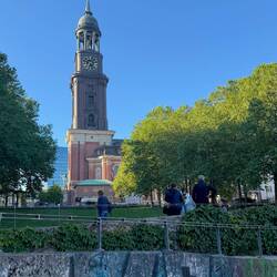 lange Jahre vor der Elbphilharmonie das Wahrzeichen Hamburgs: der Michel