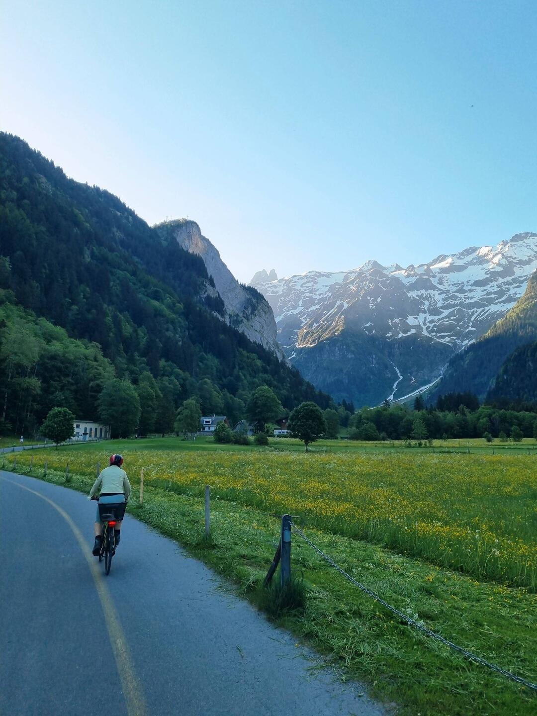 Mit dem Velo zum Wildererweg auf die Fürenalp (oberhalb der Felswand)