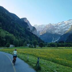 Mit dem Velo zum Wildererweg auf die Fürenalp (oberhalb der Felswand)