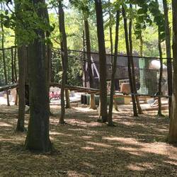 Spielplatz und Kletterpfad für die Kleinen...