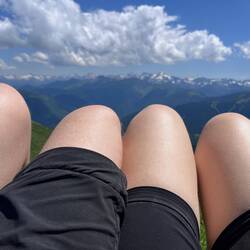 A pair o' knees in the Pyrenees!