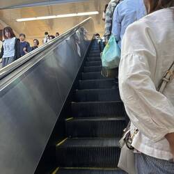 In Osaka stehen auf einmal alle rechts