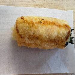 Die gebratene Maki-Rolle aus frittiertem Tofu mit Poulet- und Gemüsefüllung.