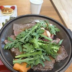 Das Wagyu Sukiyaki, in Brühe gekocht mit karamelisierten Zwiebeln, war ein Gedicht.