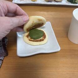Der Mini-Pfannkuchen mit Matcha-Crème und Erdbeeren war das Dessert.
