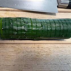 Zuerst die Gurke auf zwei Essstäbchen feiner als ich hier gerade einschneiden ...