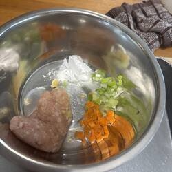 Die Füllung für die Maki-Rolle aus frittiertem Tofu.