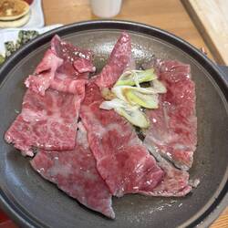 Fein geschnittene Scheiben Wagyu für das Sukiyaki.