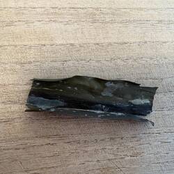 Das ist getrocknete braune Seealge, die in die Dashi-Brühe kommt.