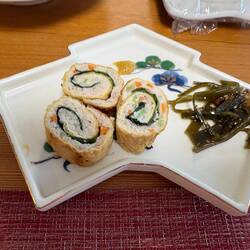 Als Beilage gab es Poulet-Gemüse-Maki-Rolle mit frittiertem Tofu und in Brühe gekochte Braunalge.