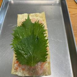 Da kommt noch ein Shiso-Blatt rein, schmeckt ähnlich wie Basilikum.