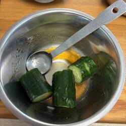 Die Akkordeon-Gurken mit Sojasauce, Reisessig, Zucker und Sesamöl vermengen und Semamkerne drauf.