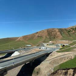 Autobahn durchs Gebirge im Bau / Highway through the mountains under construction