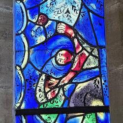 Immer wieder taucht auf den Buntglasfenstern als Symbol ein Engel auf, wie in vielen Werken Chagalls