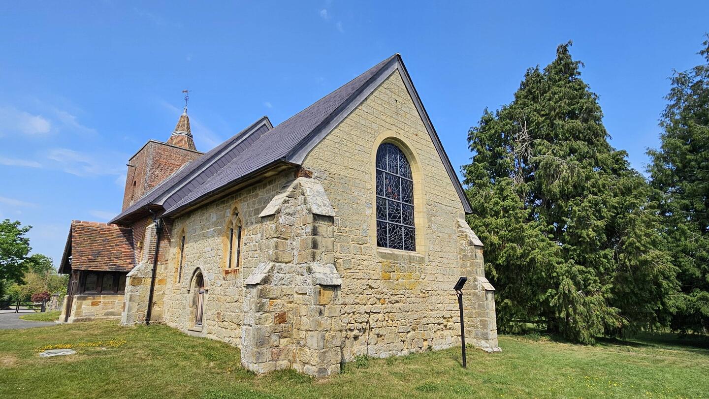 Die All Saints' Church bei Tudeley steht auf Sandsteinfundamenten aus dem 7. Jh.