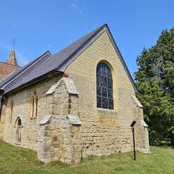 Die All Saints' Church bei Tudeley steht auf Sandsteinfundamenten aus dem 7. Jh.