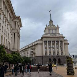 Прямо – здание правительства, слева – ЦУМ, под нами – руины древнего города