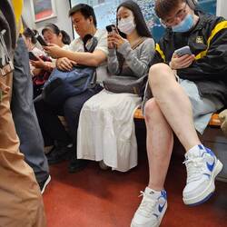 Die Jugend in der U-Bahn. Sie lassen die alten stehen und bleiben sitzen